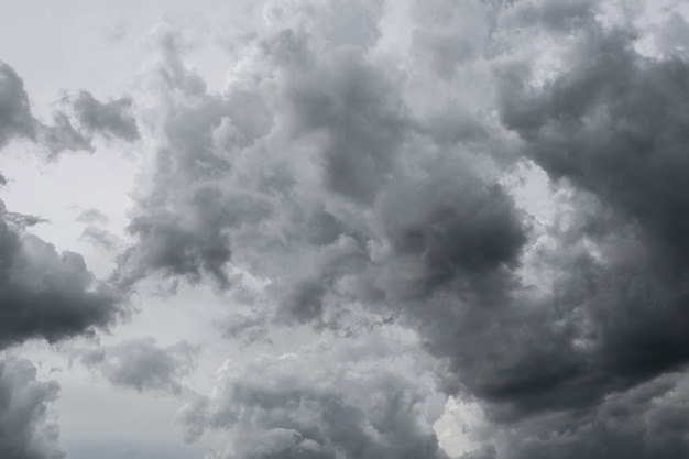 Nuages ​​d&#39;orage sombre avant la pluie utilisés pour le climat de fond.