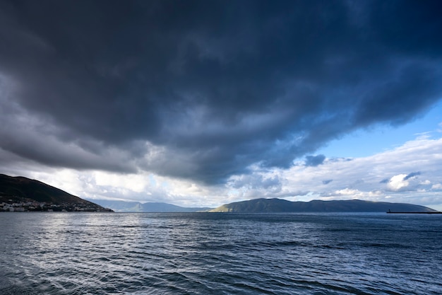 Les nuages d'orage venant sur la mer