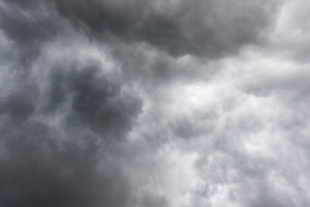 Nuages orageux avant la pluie, ciel sombre et nuages