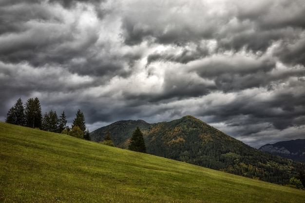 Nuages orageux sur le ciel et la colline à l'arrière-plan Pays d'automne