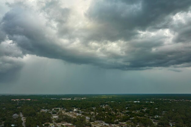 Des nuages orageux sombres se forment sur un ciel sombre avant de fortes pluies sur la ville de banlieue