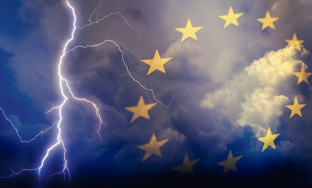 Nuages orageux spectaculaires avec des éclairs à côté du symbole du drapeau des étoiles de l'UE Crise à venir et problèmes économiques en Europe