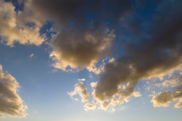 Des nuages orange et jaunes colorés à l'horizon Un magnifique paysage au coucher du soleil