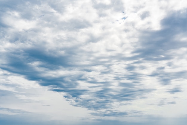 Nuages sur le panorama de ciel bleu