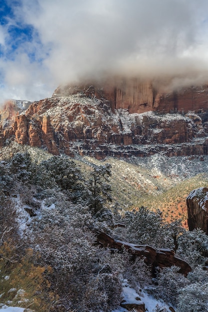 Nuages sur le parc national de Zion en hiver USA