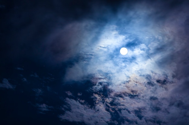 Les nuages passent devant la lune dans un ciel nocturne