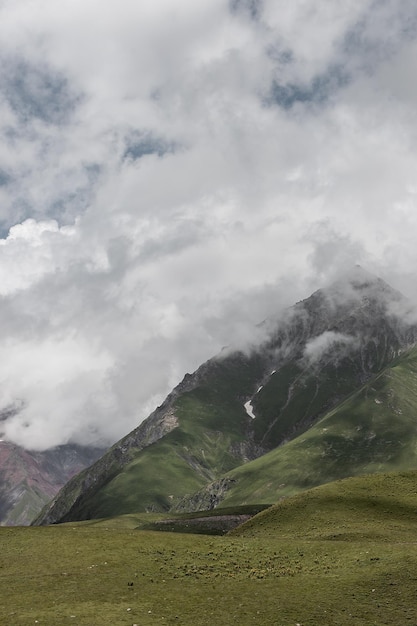 des nuages de paysage au-dessus de la vallée de montagne