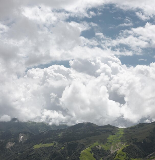 Photo des nuages sur le paysage montagneux d'été