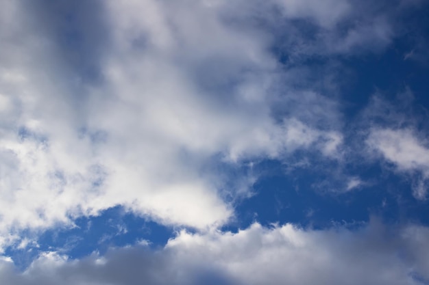 Nuages pelucheux dans le ciel bleu lumineux