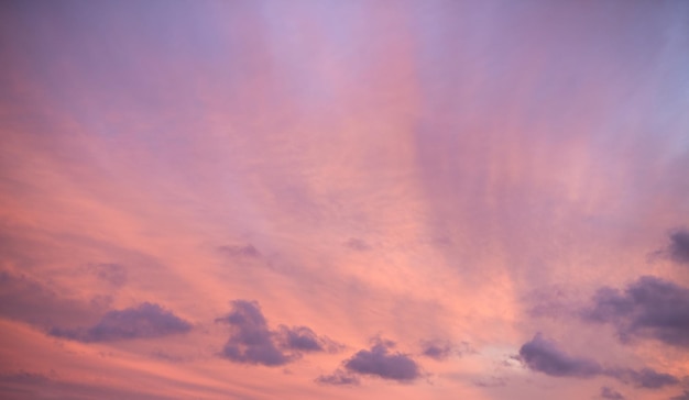 Nuages une photo de nuages d'été naturels