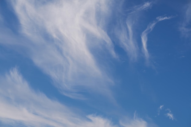 Nuages une photo de nuages d'été naturels