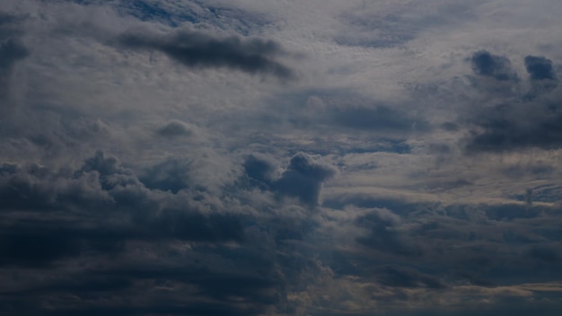 Nuages de pluie dans le ciel