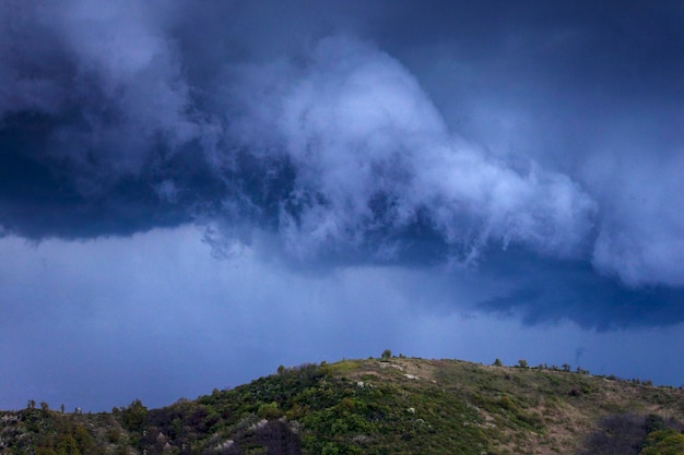 Nuages de pluie dramatiques printemps été