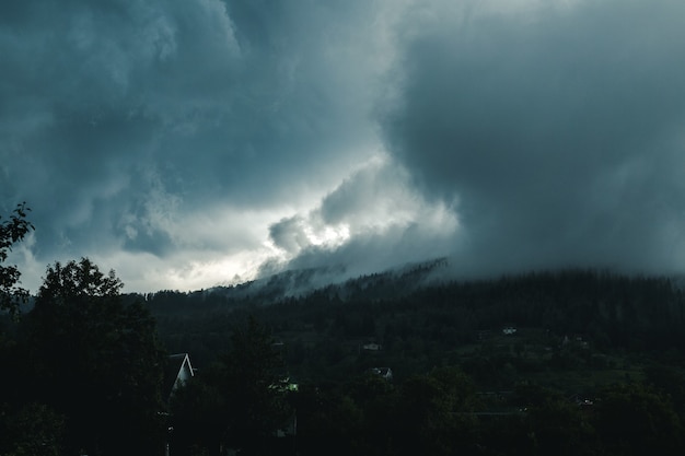 Nuages de pluie gris au-dessus des montagnes