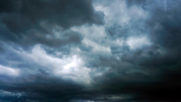 Des nuages de pluie noirs se formentUne tempête est sur le point de se produire