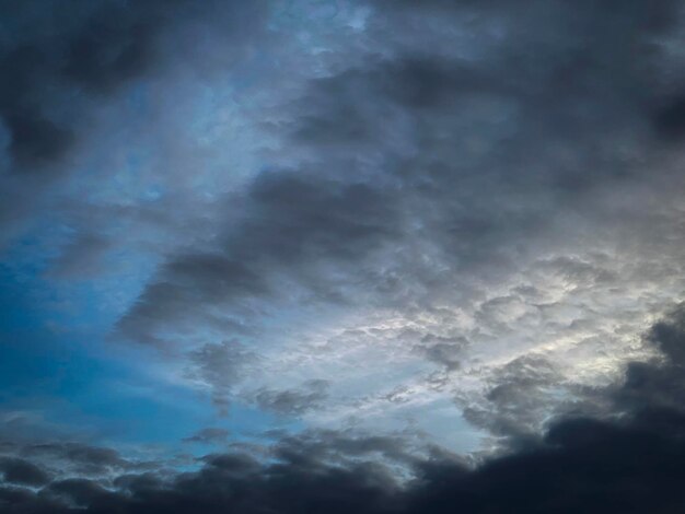 Photo les nuages de pluie qui se sont formés provoquant un orage