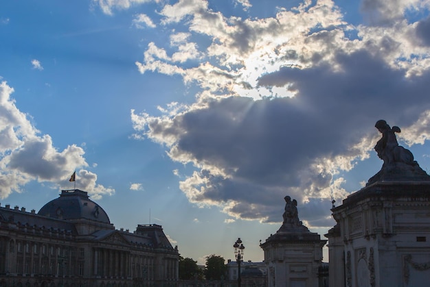 Nuages de pluie sombre sur les bâtiments de Bruxelles, Belgique