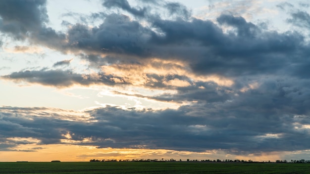 Nuages de pluie sombre sur le terrain au crépuscule.