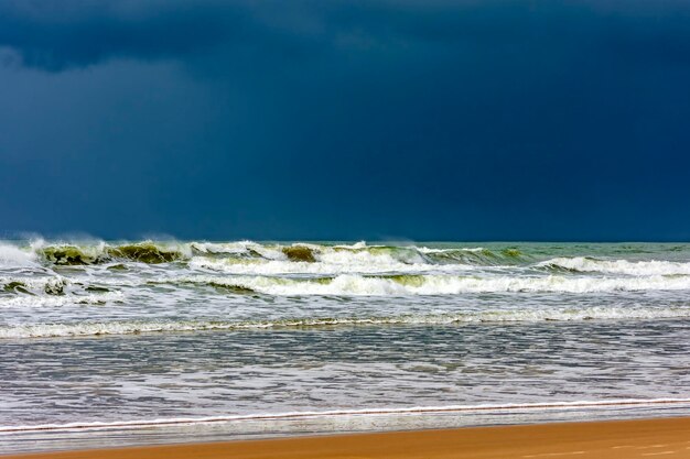 Photo des nuages de pluie sombres sur les eaux de la plage de sargi dans la serra grande sur la côte de bahia