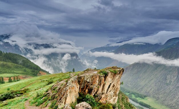 Nuages de pluie sur les sommets des montagnes