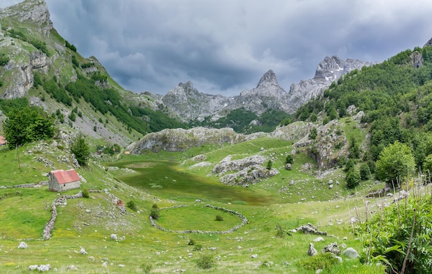 Les nuages de pluie sont poussés sur le lac de montagne asséché