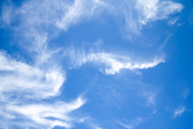 Nuages pluvieux sur fond de ciel bleu