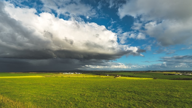 Nuages pluvieux lourds sur le champ d'Irlande du Nord