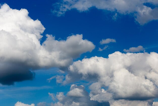 Nuages printaniers réguliers sur ciel bleu à la lumière du jour en europe continentale Gros plan avec téléobjectif et filtre polarisant