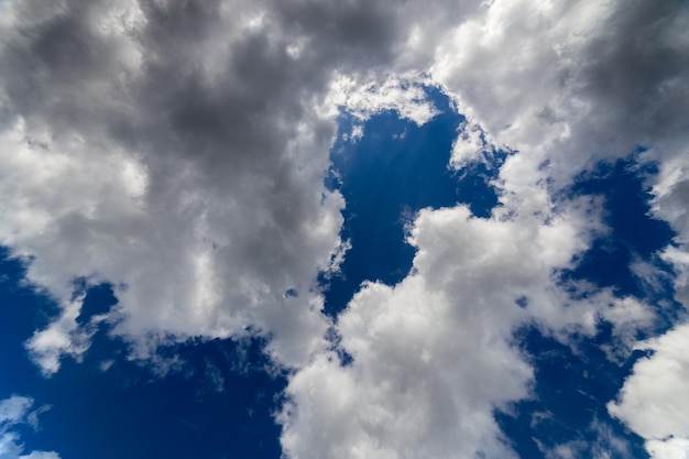 Nuages printaniers réguliers sur ciel bleu à la lumière du jour en europe continentale Tourné vers le haut avec objectif grand angle sans filtre