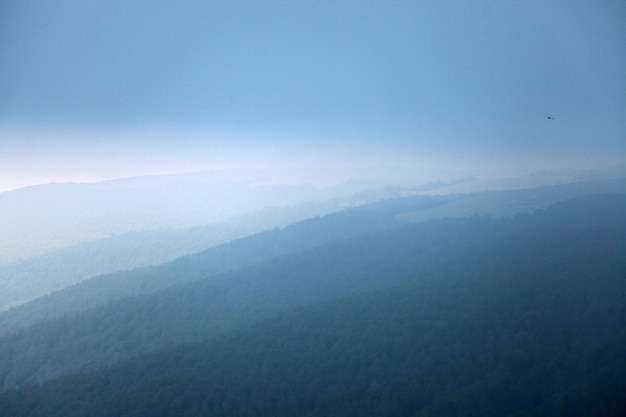 Nuages qui coule gros plan sur les montagnes