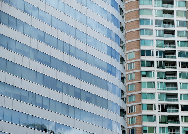 Nuages ​​reflétés dans les fenêtres de l&#39;immeuble de bureaux moderne