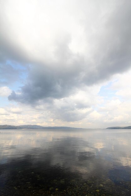 Des nuages reflétés dans le lac.