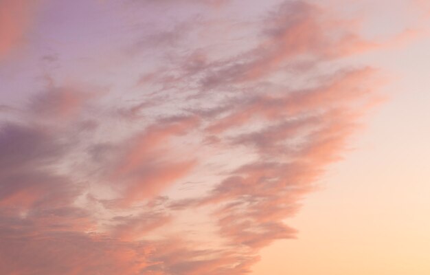Nuages rose-bleu pendant le coucher du soleil