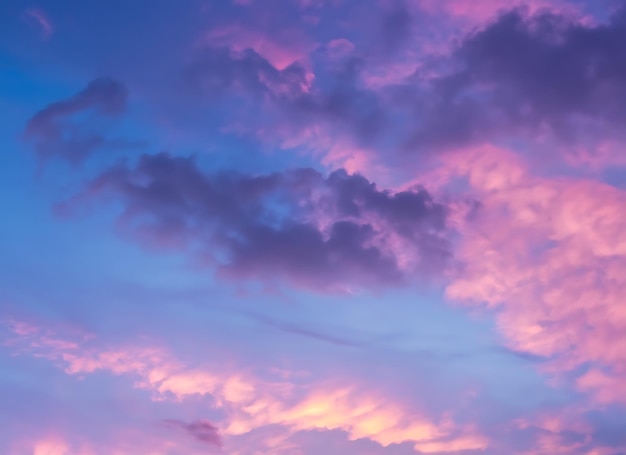 Des nuages roses et un ciel bleu violet