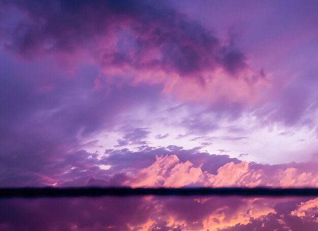 Des nuages roses et un ciel bleu violet