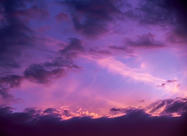 Des nuages roses et un ciel bleu violet