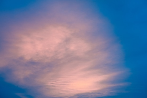 Nuages roses dans le ciel bleu