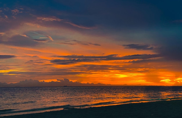 Les nuages rouges au coucher du soleil sont magnifiques dans le paysage océanique du soir