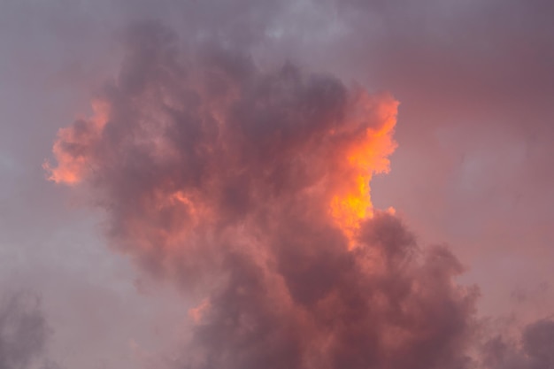 Nuages rouges au coucher du soleil