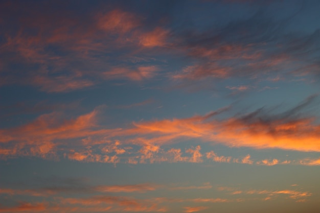 Nuages rouges dans le ciel