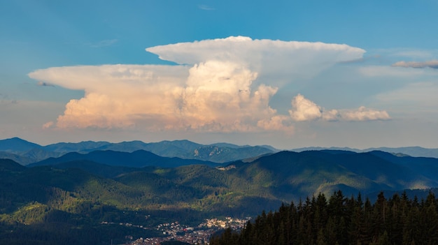 Les nuages s'étendent sur le ciel bleu au-dessus de la vallée des Rhodopes