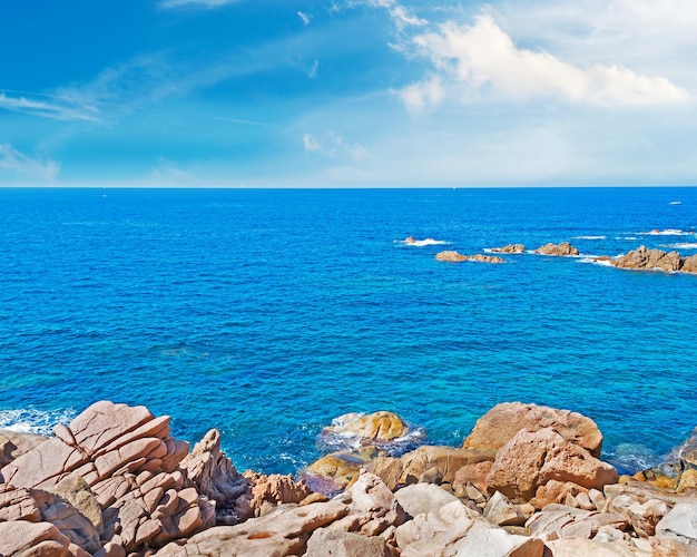 Nuages scéniques au-dessus de Costa Paradiso Sardaigne