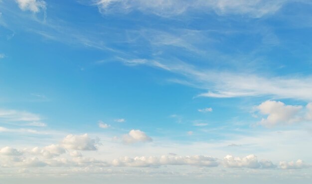 Nuages scéniques dans le ciel bleu