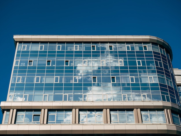 Les nuages se reflètent dans un bâtiment en verre moderne