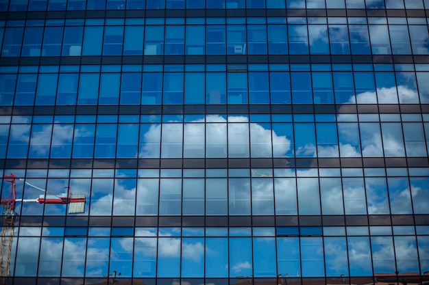 Les nuages se sont reflétés sur un bâtiment moderne en verre en Italie par une journée ensoleillée