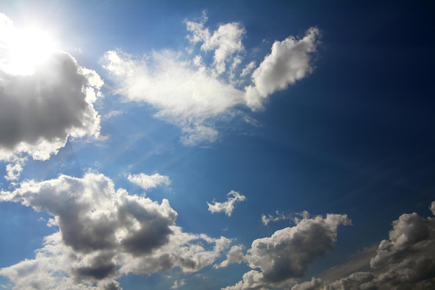 Nuages et soleil sur ciel bleu