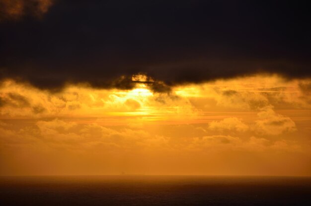 Nuages de soleil et mer