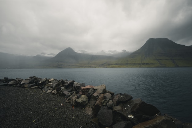 Nuages sombres au-dessus du fjord d&#39;Islande