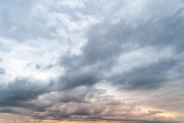 Nuages sombres Ciel avec nuages gris plomb le soir au coucher du soleil Fond naturel