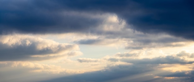 Nuages sombres dans le ciel bleu au coucher du soleil